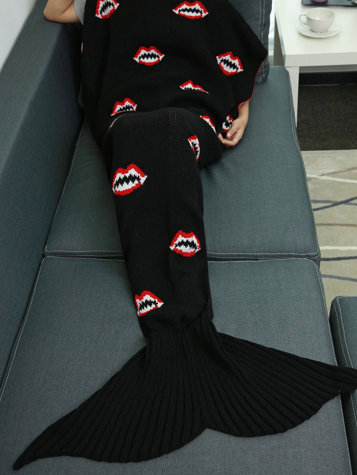 

Warmth Mouth Pattern Knitted Mermaid Tail Blanket, Black