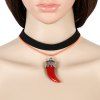 collier ras-du-cou en velours et une corde avec un pendentif d'ivoire - Rouge 