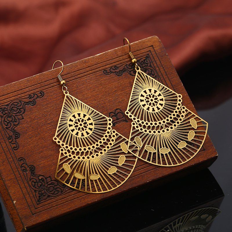 

Alloy Flower Geometric Statement Hook Earrings, Golden