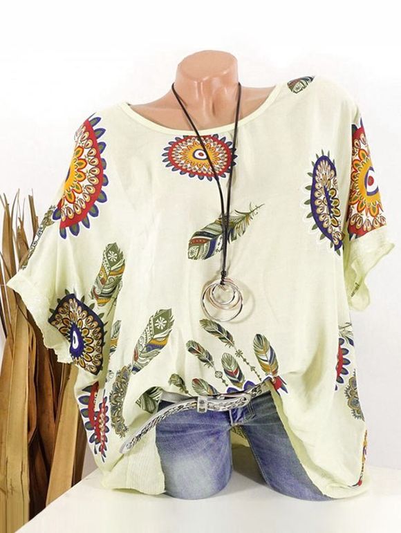 T-shirt Tribal Plume Imprimée à Manches Chauve-souris Grande Taille - Jaune clair 5XL