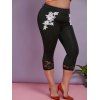 Plus Size Floral Applique Lace Brim Capri Leggings - BLACK 5X