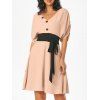 Mini-Robe Contrastée à Taille Plissée avec Faux Bouton à Col V - Rose clair L