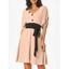 Mini-Robe Contrastée à Taille Plissée avec Faux Bouton à Col V - Rose clair L
