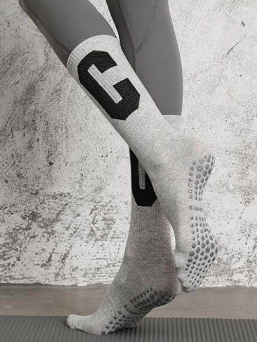 Chaussettes de Sport de Yoga Lettre Texturé Anti-Dérapantes à Mi-Mollet - Gris 