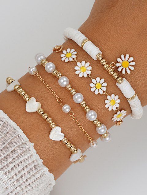 Lot de 5 bracelets bohèmes en fausses perles avec breloques en forme de cœur et marguerite