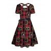 Robe de vacances à carreaux avec ceinture et motif badge, coupe croisée, manches courtes, coupe trapèze, mi-longue, style vintage - Rouge foncé XXL | US 14