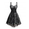 Robe camisole à doubles bretelles spaghetti et superposition de dentelle et de maille à imprimé floral sur toute la surface avec ceinture corset - Gris XXL | US 14