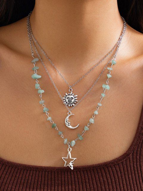 Ensemble de 3 colliers vintage avec pendentif soleil, lune et étoile, et pierres irrégulières.