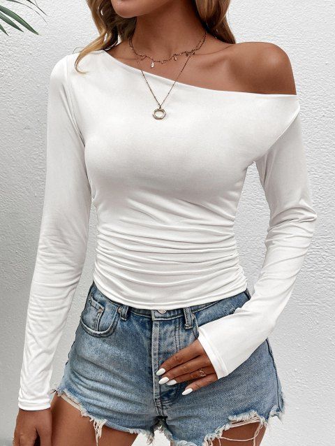 Haut uni à col asymétrique et manches longues froncées