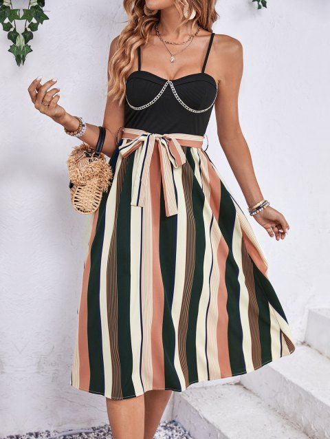 Robe chic à rayures colorées ornée de chaînes et de fines bretelles spaghetti